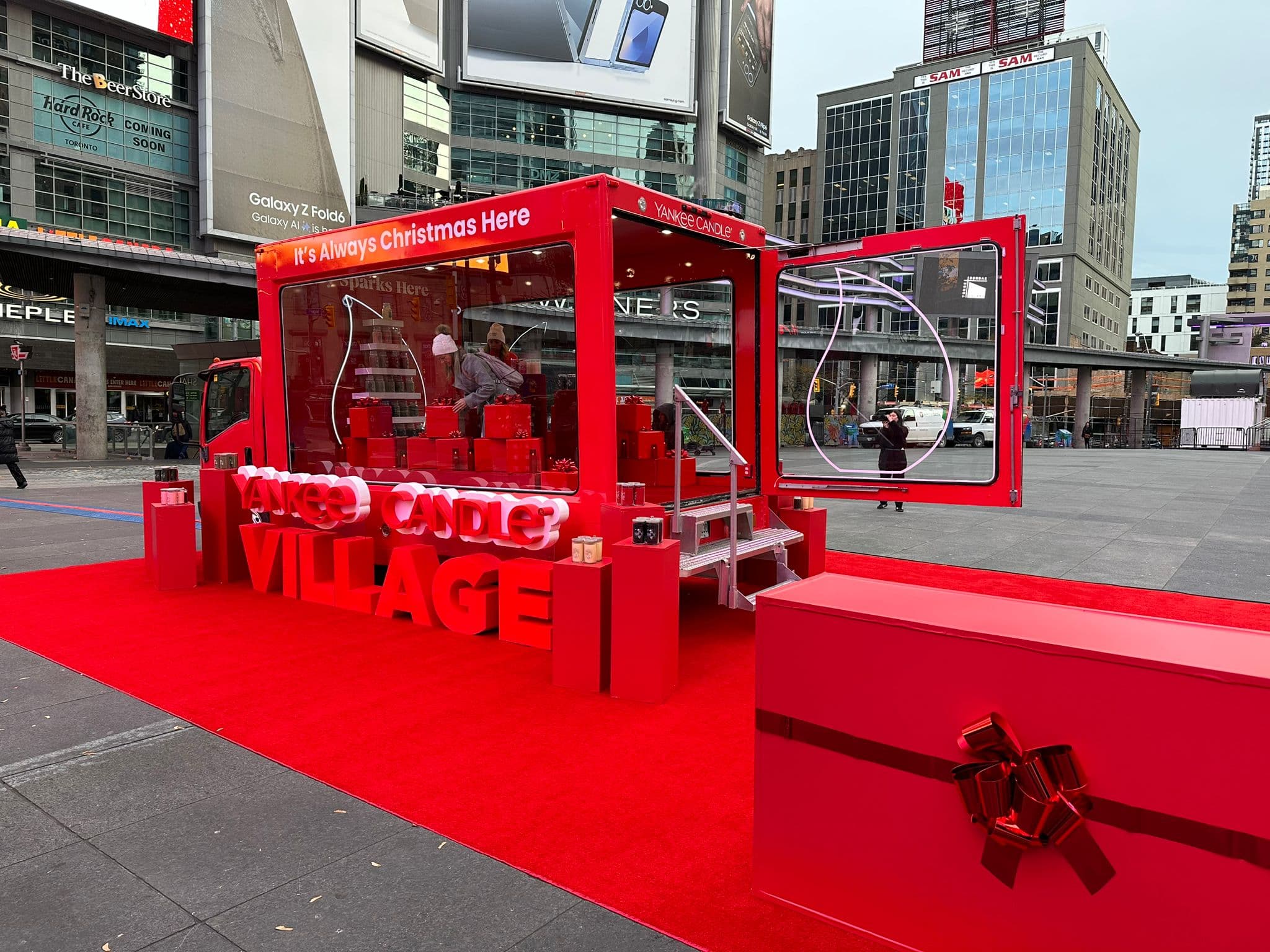 Glass Display Truck rental in Chicago